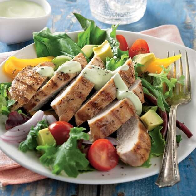 Salada com frango grelhado e abacate